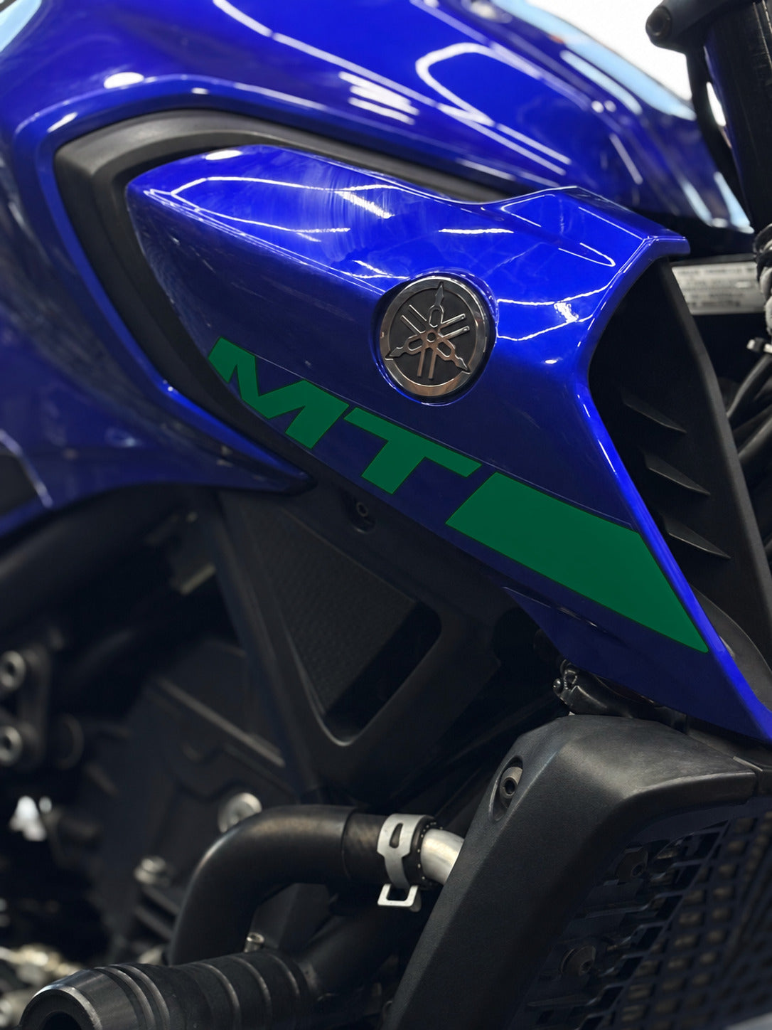 Yamaha MT-25 için Orijinal MT-25 Yazıları Sticker Seti Sağ ve Sol (Orijinallerin Üzerini Kapatır)