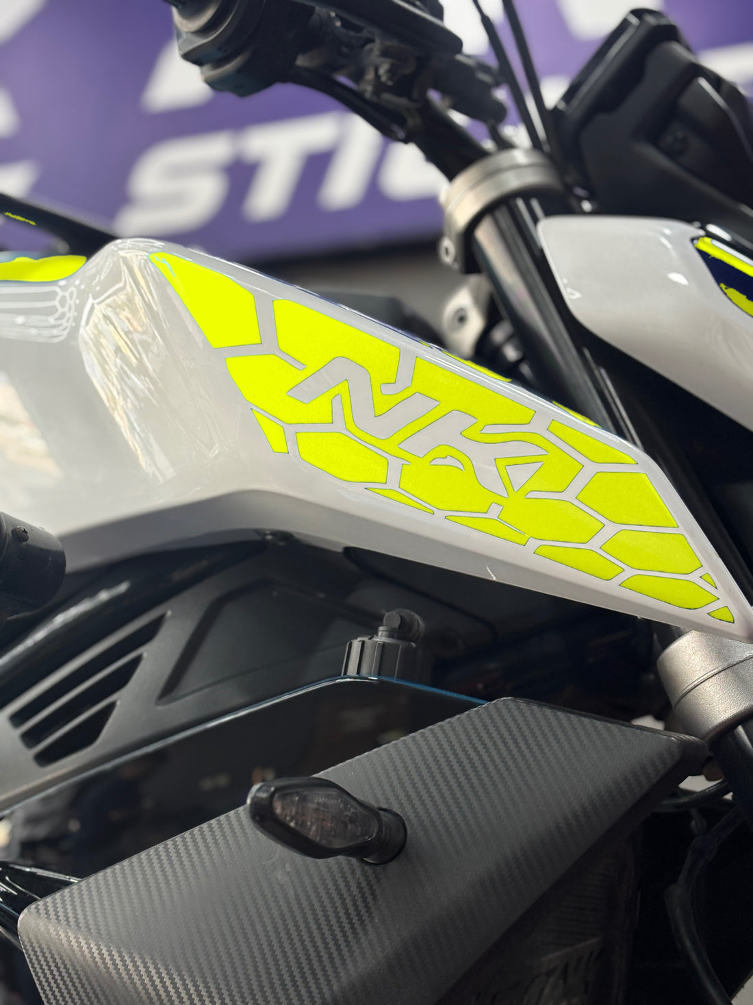CFMOTO NK450 için Yan Grenajlara Uyumlu NK Yazılı Petekli Sticker Seti (Sağ ve Sol)