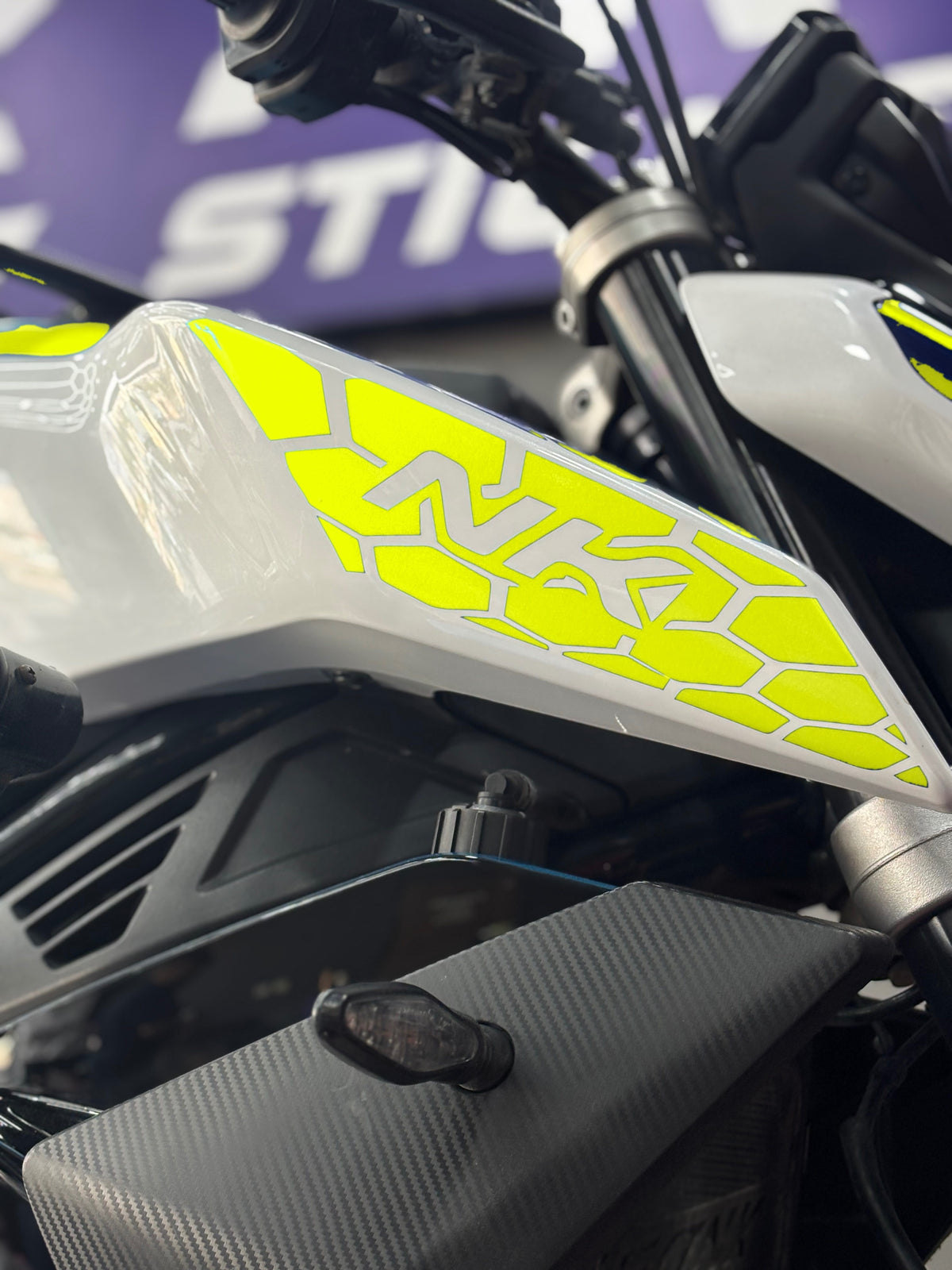 CFMOTO NK450 için Yan Grenajlara Uyumlu NK Yazılı Petekli Sticker Seti (Sağ ve Sol)