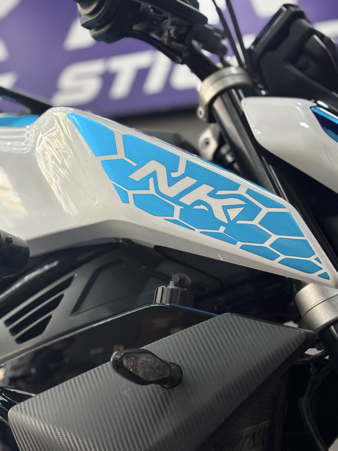 CFMOTO NK450 için Yan Grenajlara Uyumlu NK Yazılı Petekli Sticker Seti (Sağ ve Sol)