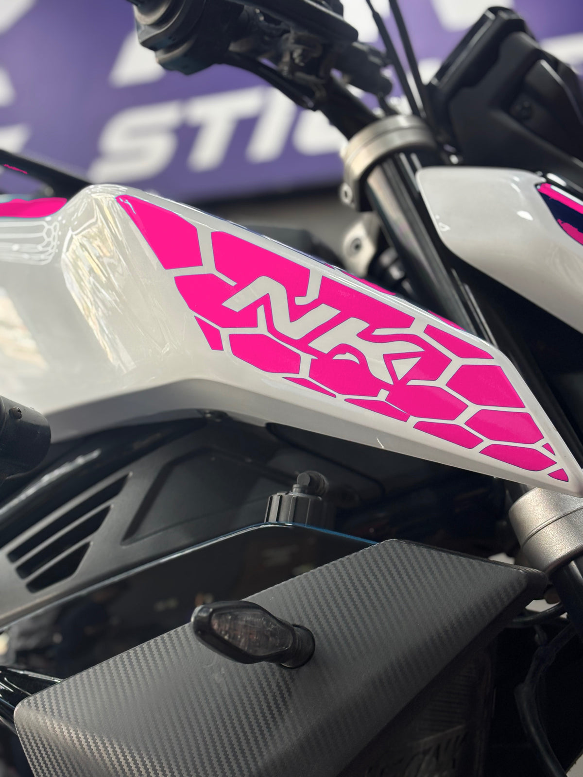 CFMOTO NK450 için Yan Grenajlara Uyumlu NK Yazılı Petekli Sticker Seti (Sağ ve Sol)