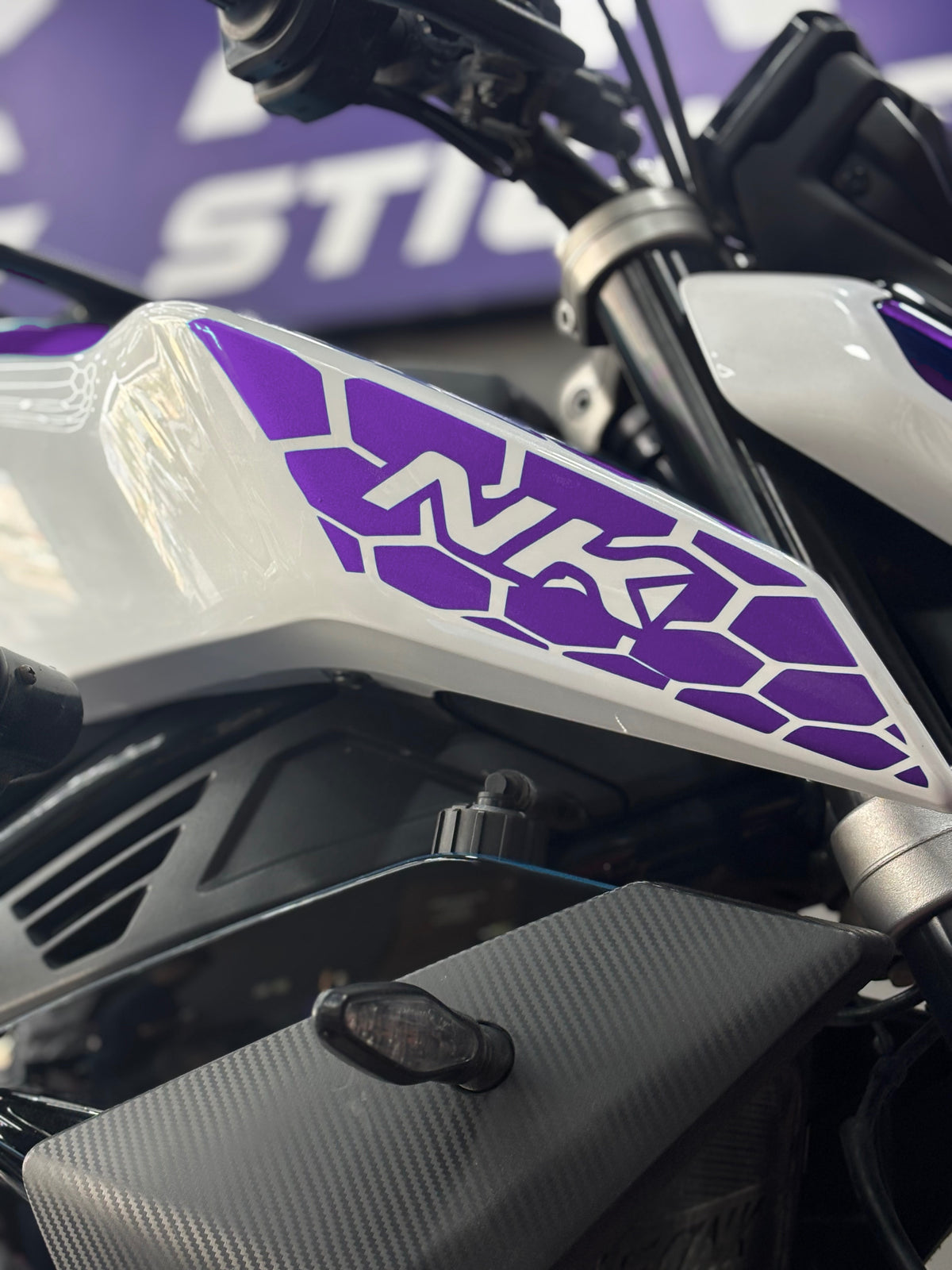 CFMOTO NK450 için Yan Grenajlara Uyumlu NK Yazılı Petekli Sticker Seti (Sağ ve Sol)