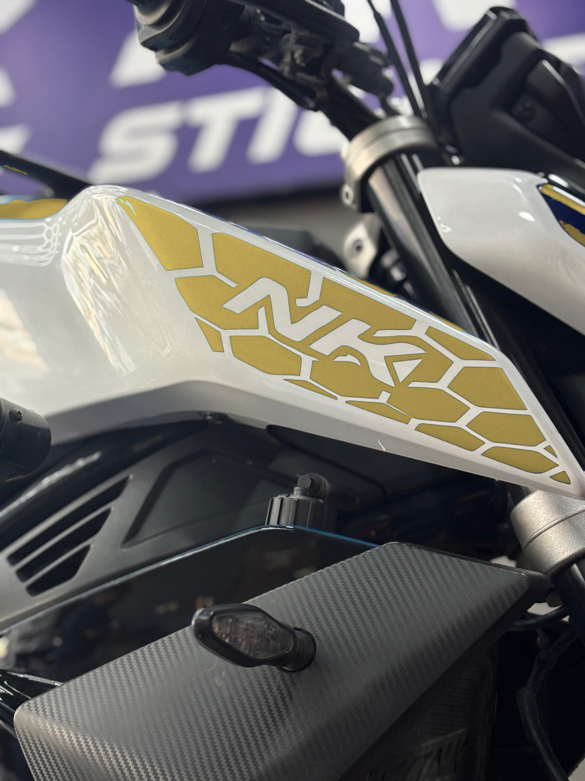 CFMOTO NK450 için Yan Grenajlara Uyumlu NK Yazılı Petekli Sticker Seti (Sağ ve Sol)