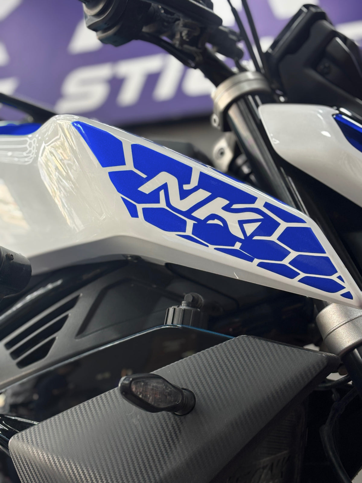 CFMOTO NK450 için Yan Grenajlara Uyumlu NK Yazılı Petekli Sticker Seti (Sağ ve Sol)
