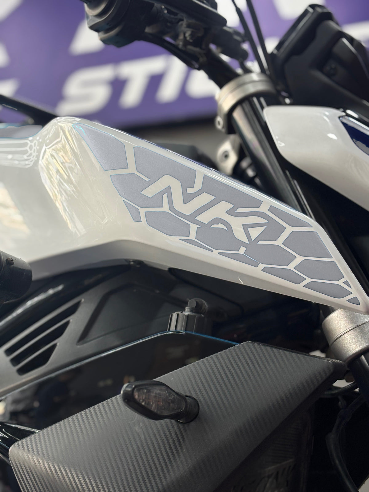 CFMOTO NK450 için Yan Grenajlara Uyumlu NK Yazılı Petekli Sticker Seti (Sağ ve Sol)