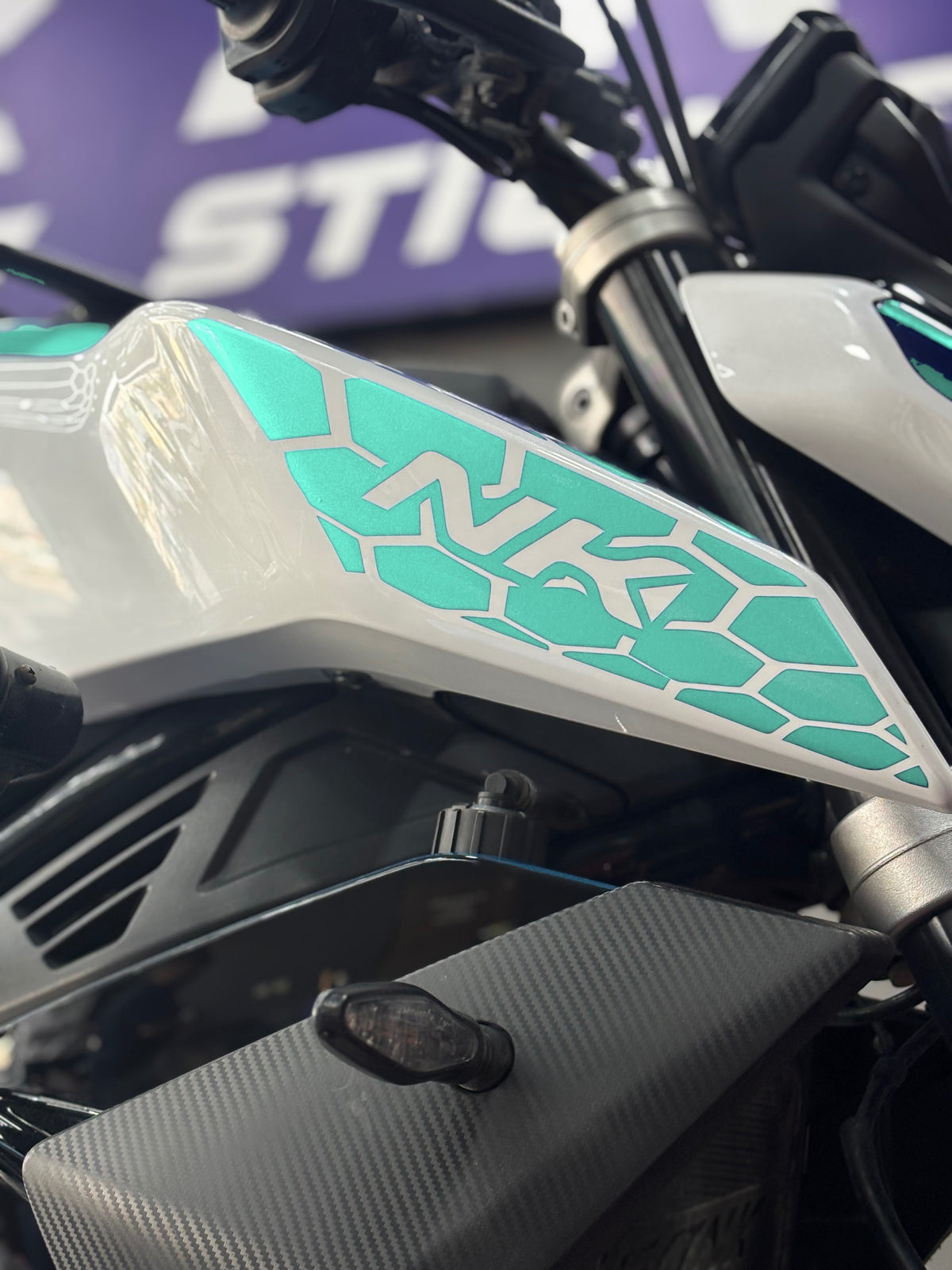 CFMOTO NK450 için Yan Grenajlara Uyumlu NK Yazılı Petekli Sticker Seti (Sağ ve Sol)