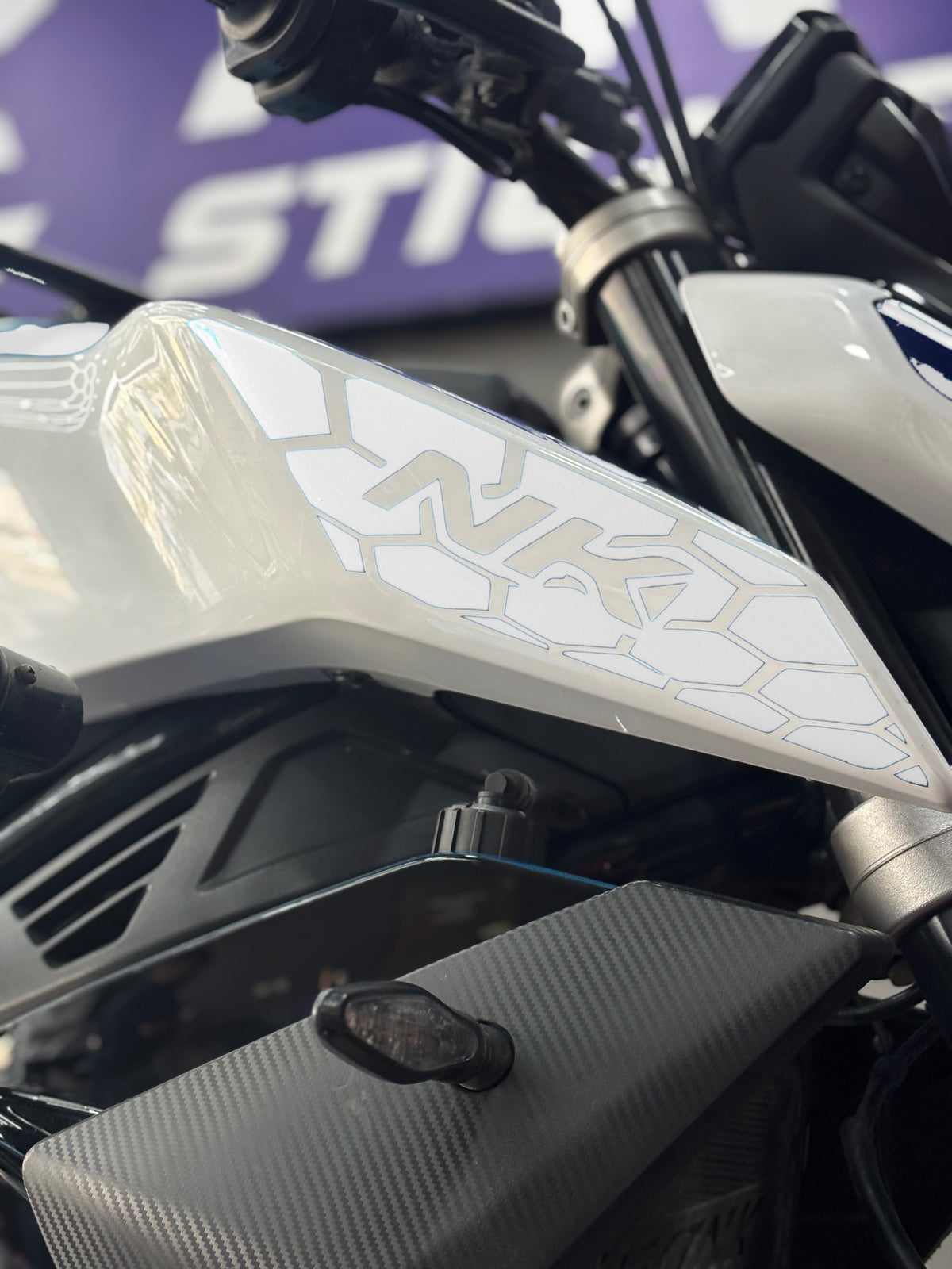 CFMOTO NK450 için Yan Grenajlara Uyumlu NK Yazılı Petekli Sticker Seti (Sağ ve Sol)