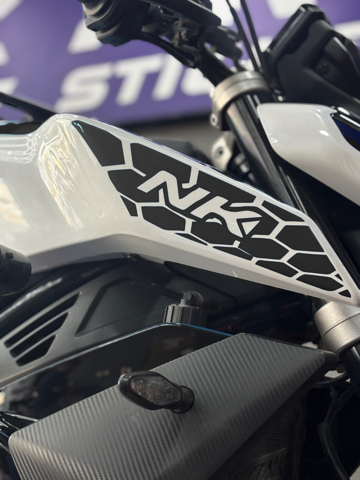 CFMOTO NK450 için Yan Grenajlara Uyumlu NK Yazılı Petekli Sticker Seti (Sağ ve Sol)