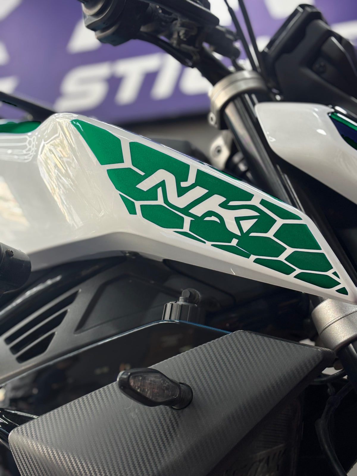 CFMOTO NK450 için Yan Grenajlara Uyumlu NK Yazılı Petekli Sticker Seti (Sağ ve Sol)