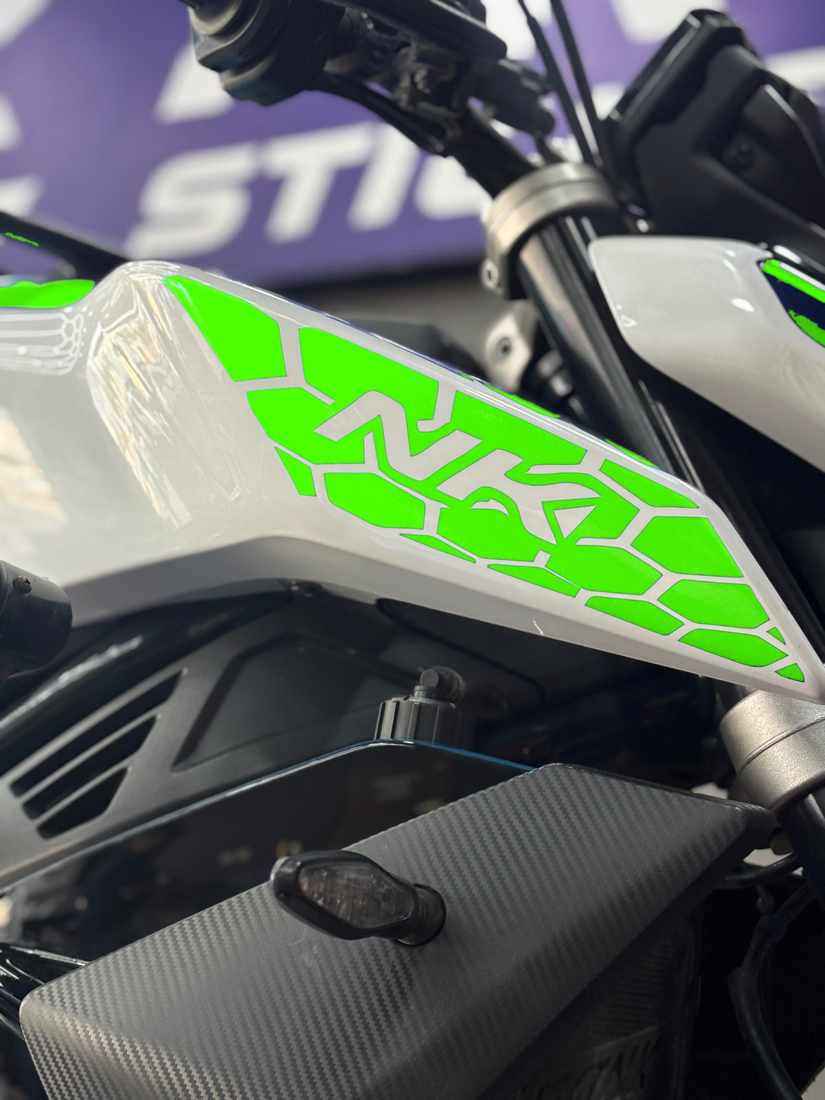 CFMOTO NK450 için Yan Grenajlara Uyumlu NK Yazılı Petekli Sticker Seti (Sağ ve Sol)