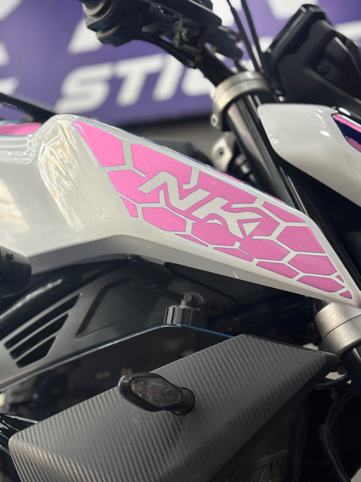 CFMOTO NK450 için Yan Grenajlara Uyumlu NK Yazılı Petekli Sticker Seti (Sağ ve Sol)