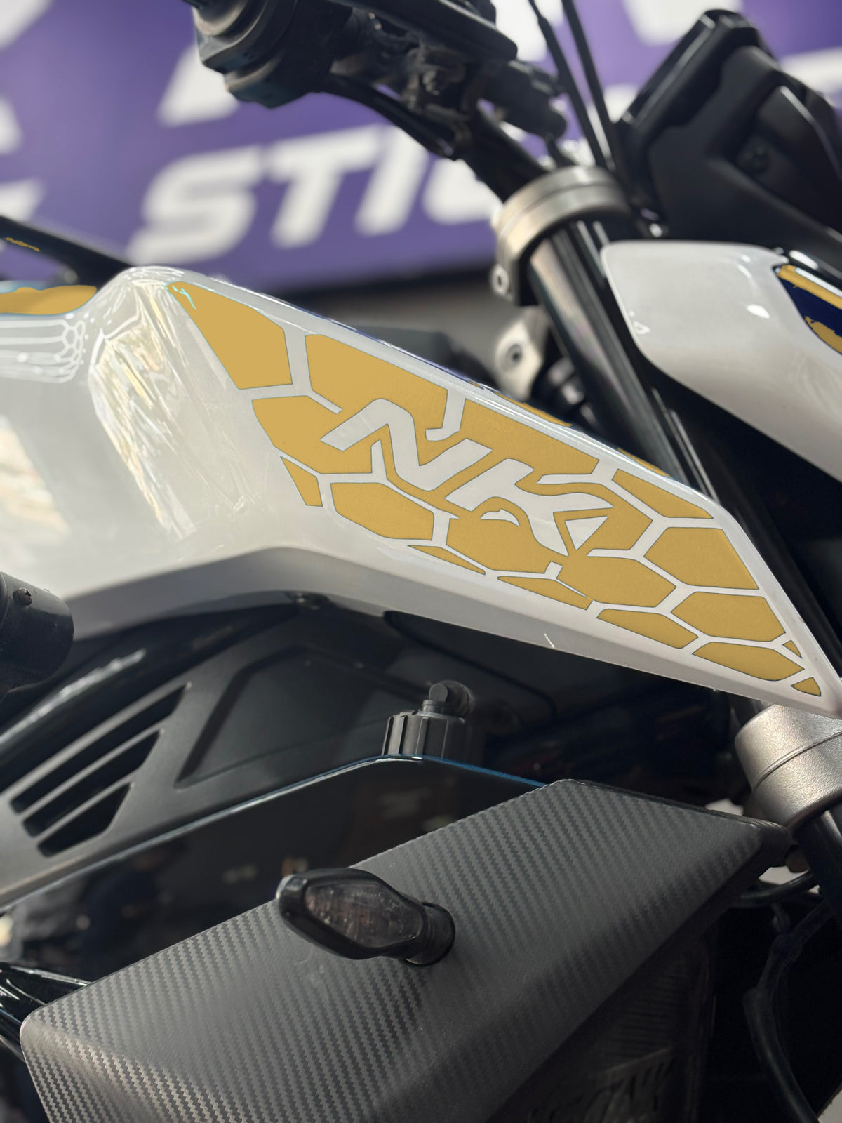 CFMOTO NK450 için Yan Grenajlara Uyumlu NK Yazılı Petekli Sticker Seti (Sağ ve Sol)