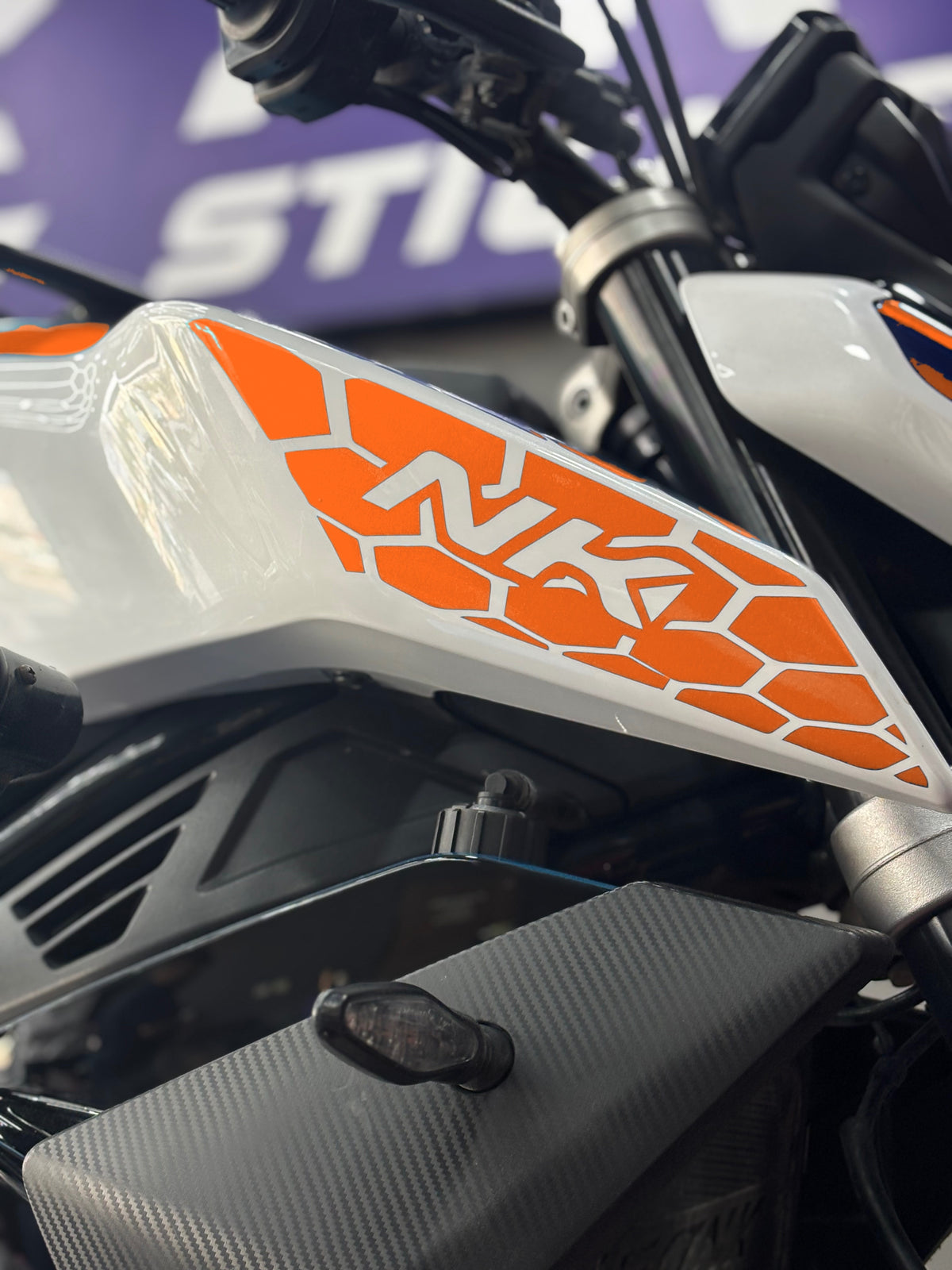 CFMOTO NK450 için Yan Grenajlara Uyumlu NK Yazılı Petekli Sticker Seti (Sağ ve Sol)