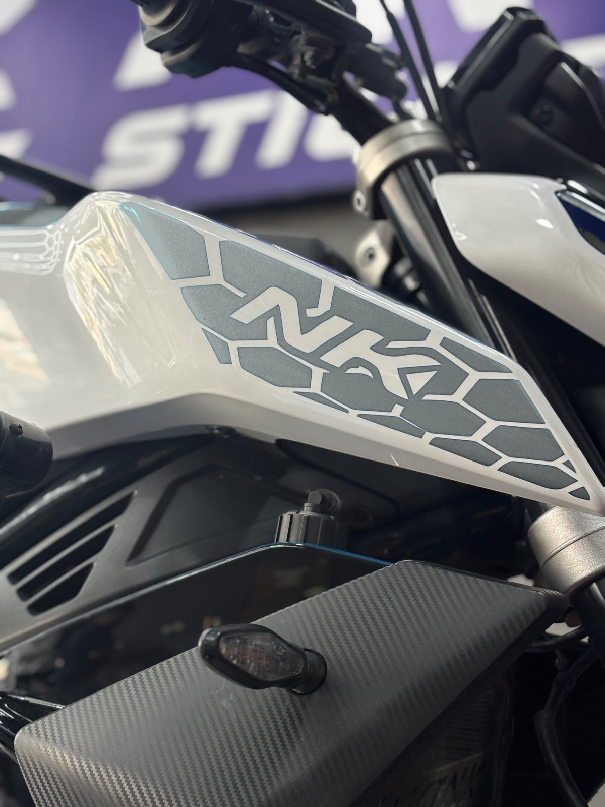 CFMOTO NK450 için Yan Grenajlara Uyumlu NK Yazılı Petekli Sticker Seti (Sağ ve Sol)