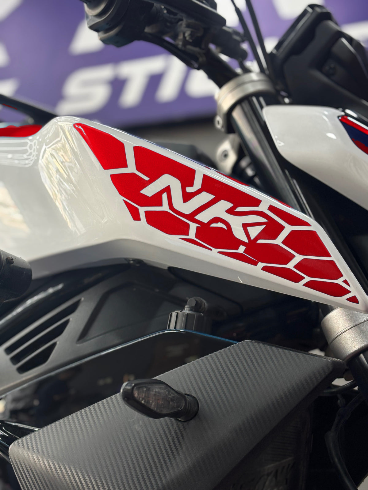 CFMOTO NK450 için Yan Grenajlara Uyumlu NK Yazılı Petekli Sticker Seti (Sağ ve Sol)