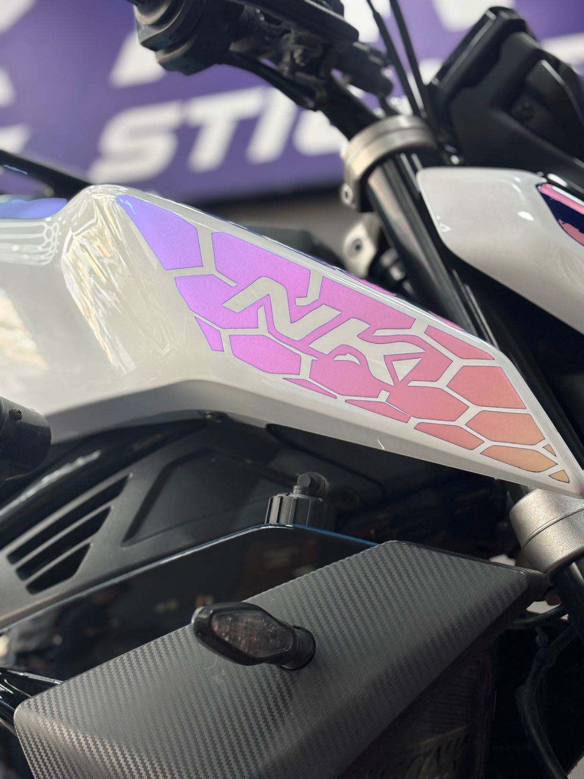 CFMOTO NK450 için Yan Grenajlara Uyumlu NK Yazılı Petekli Sticker Seti (Sağ ve Sol)
