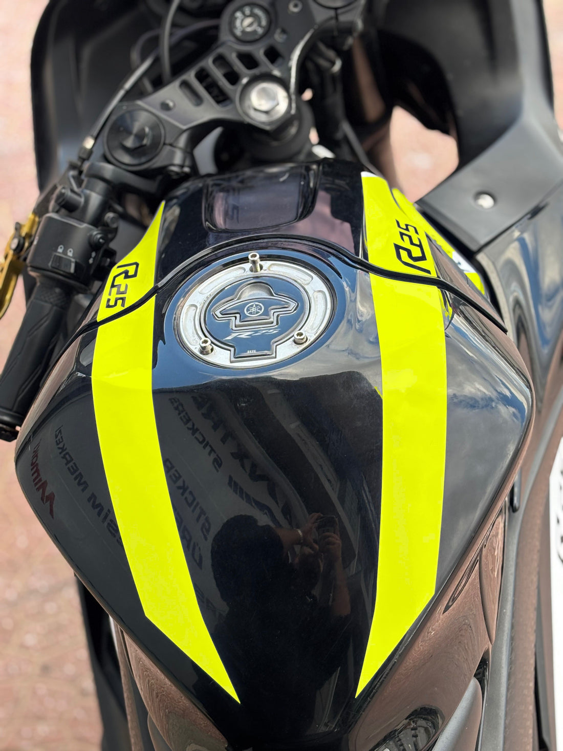 Yamaha R25 için Depo Kordon Sticker Etiket (Sağ ve Sol) (2019-2024 Yılları Arası Uyumludur)