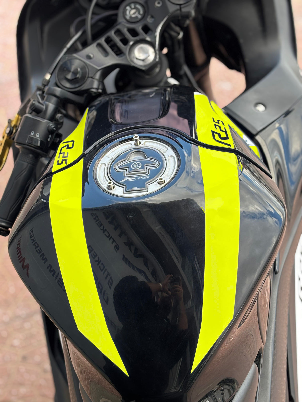 Yamaha R25 için Depo Kordon Sticker Etiket (Sağ ve Sol) (2019-2024 Yılları Arası Uyumludur)