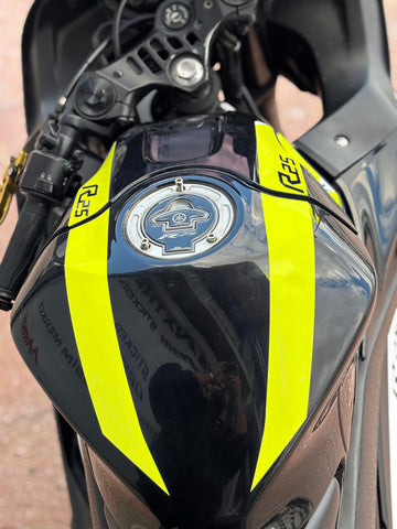 Yamaha R25 için Depo Kordon Sticker Etiket (Sağ ve Sol) (2019-2024 Yılları Arası Uyumludur)