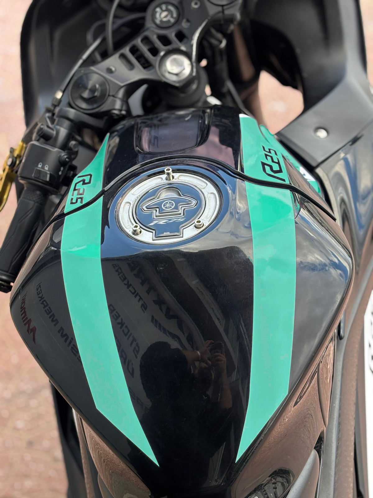 Yamaha R25 için Depo Kordon Sticker Etiket (Sağ ve Sol) (2019-2024 Yılları Arası Uyumludur)