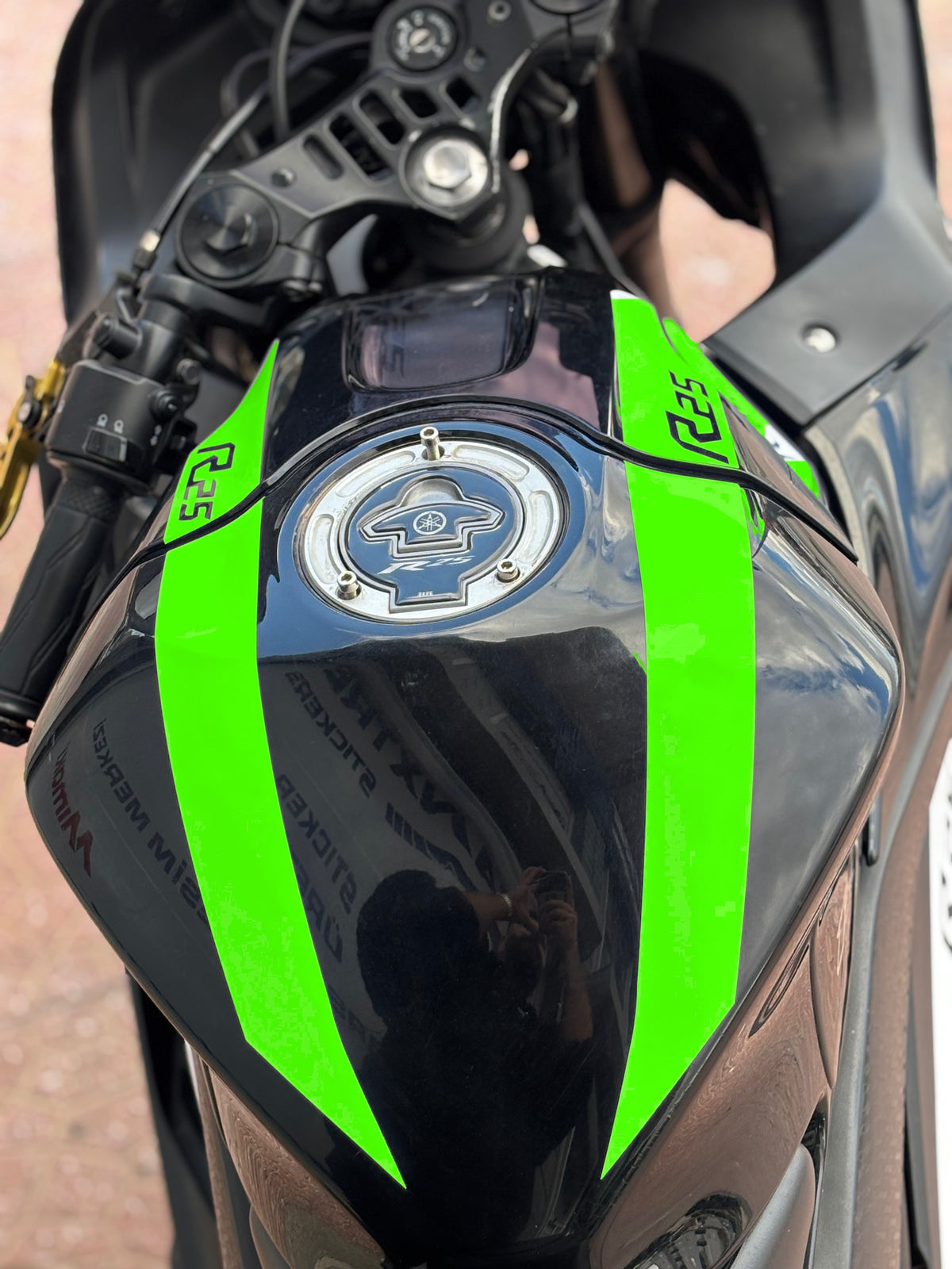 Yamaha R25 için Depo Kordon Sticker Etiket (Sağ ve Sol) (2019-2024 Yılları Arası Uyumludur)