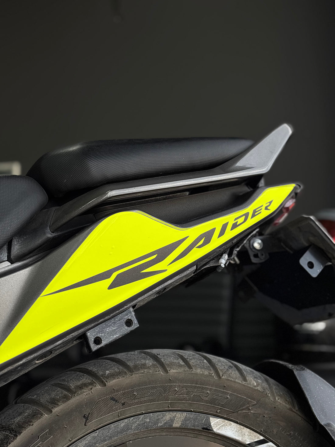 TVS Raider 125 için Arka Sele Raider Yazıklı Kaplama Sticker Seti (Sağ ve Sol)