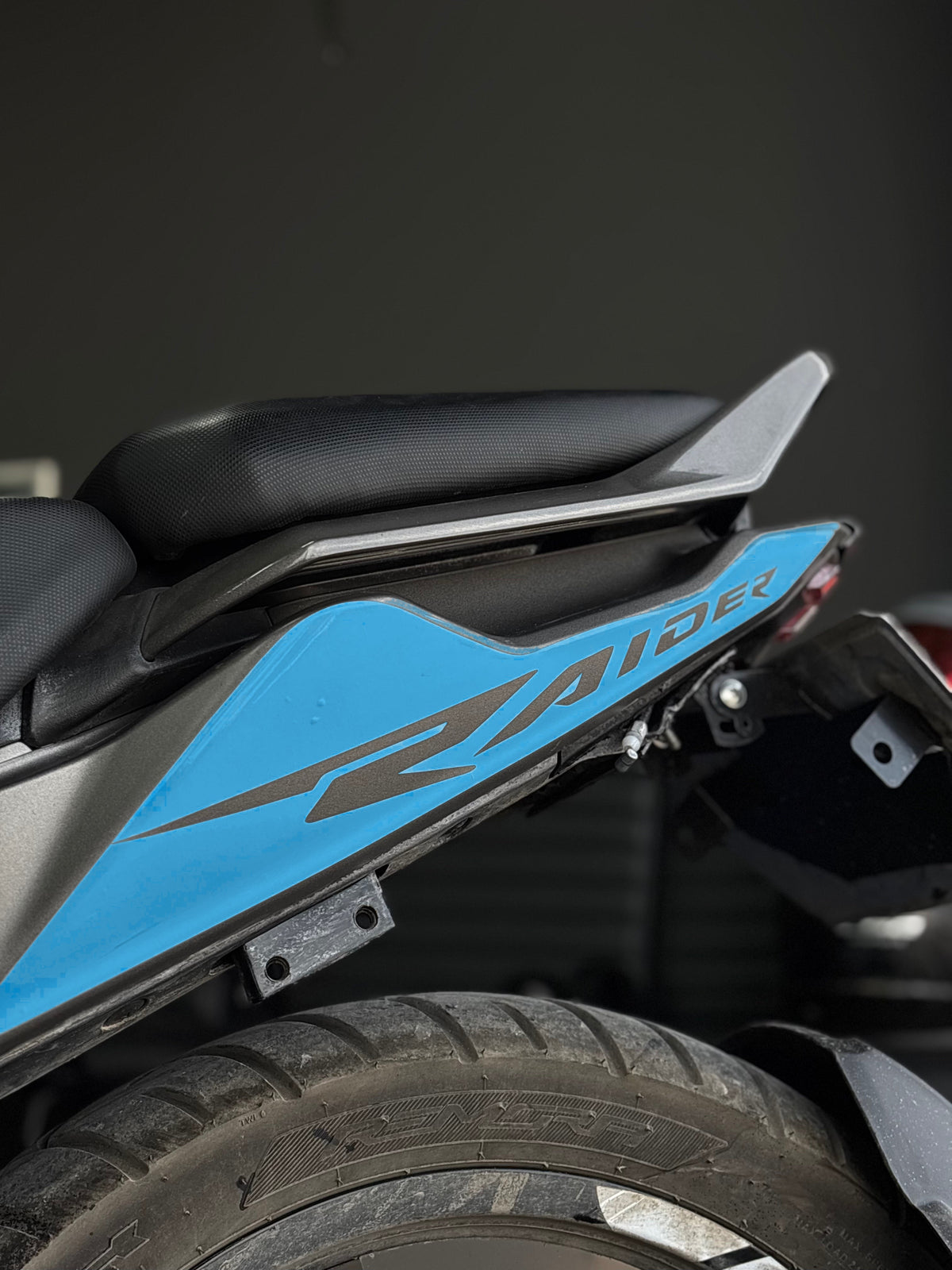 TVS Raider 125 için Arka Sele Raider Yazıklı Kaplama Sticker Seti (Sağ ve Sol)
