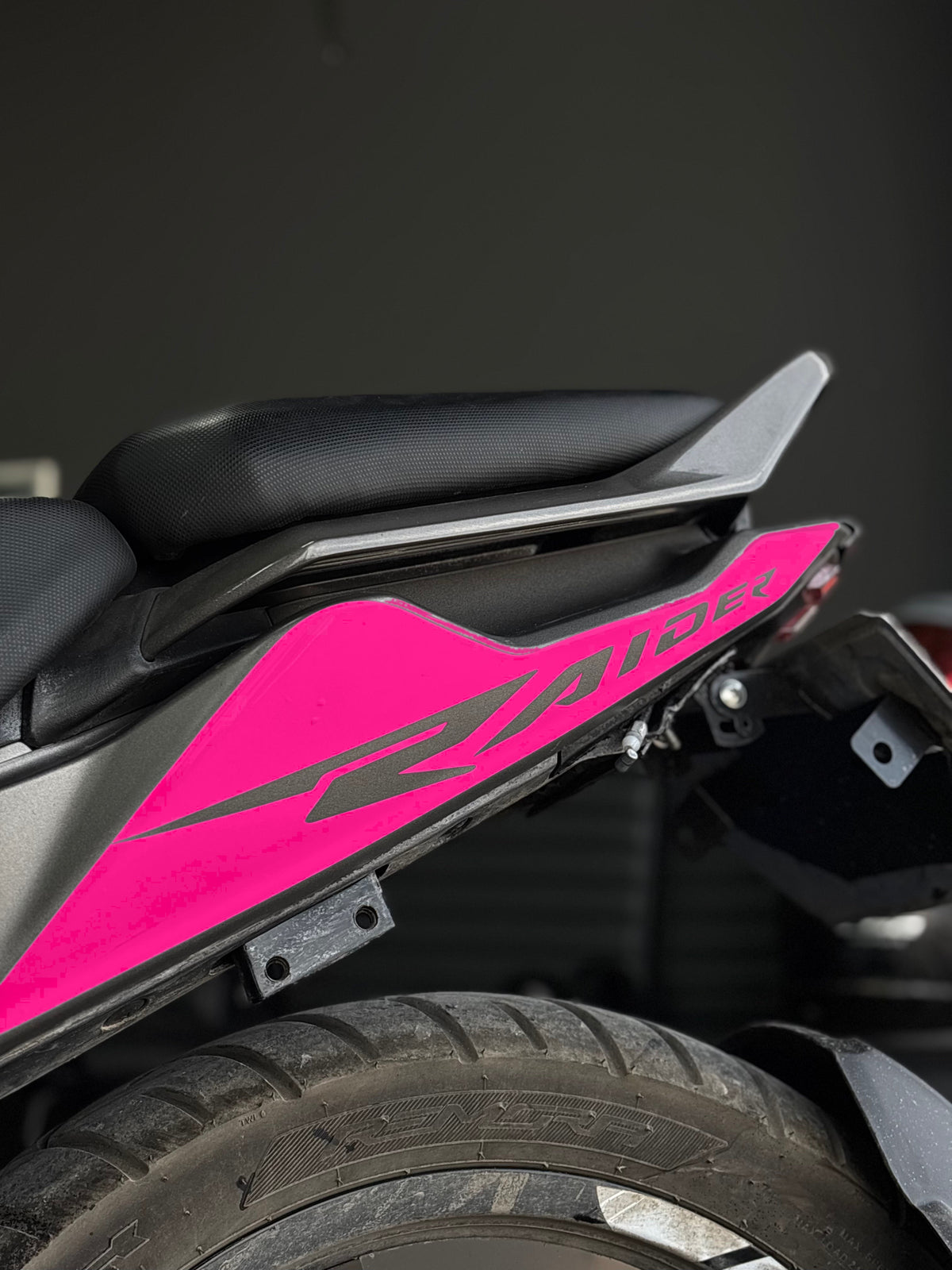 TVS Raider 125 için Arka Sele Raider Yazıklı Kaplama Sticker Seti (Sağ ve Sol)