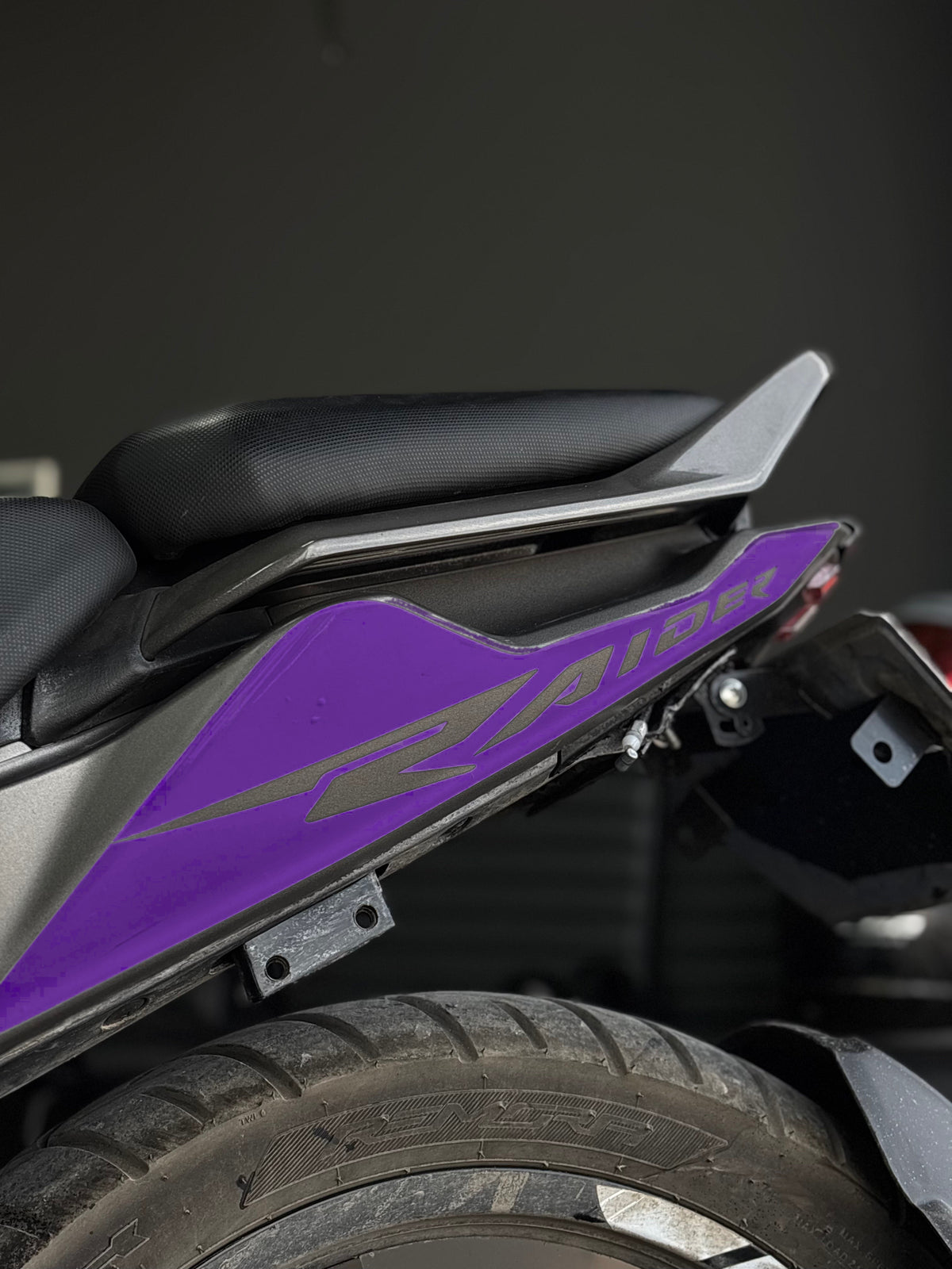 TVS Raider 125 için Arka Sele Raider Yazıklı Kaplama Sticker Seti (Sağ ve Sol)