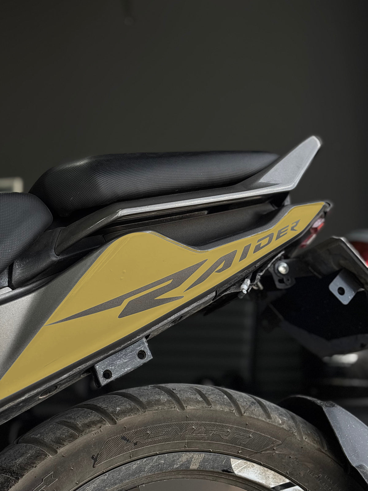 TVS Raider 125 için Arka Sele Raider Yazıklı Kaplama Sticker Seti (Sağ ve Sol)