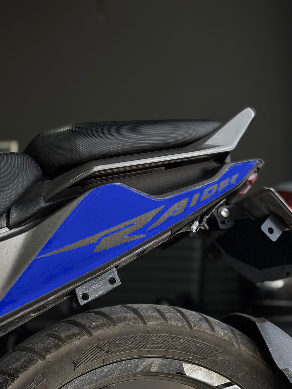 TVS Raider 125 için Arka Sele Raider Yazıklı Kaplama Sticker Seti (Sağ ve Sol)