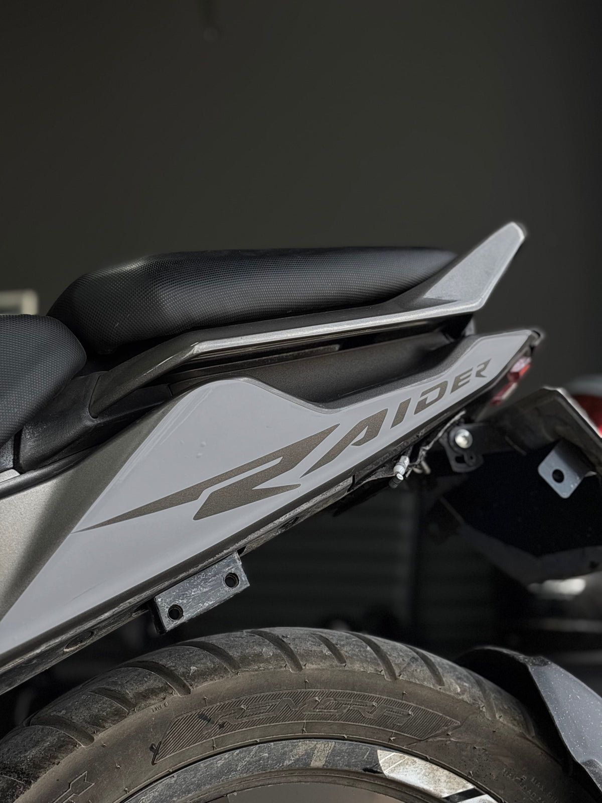 TVS Raider 125 için Arka Sele Raider Yazıklı Kaplama Sticker Seti (Sağ ve Sol)