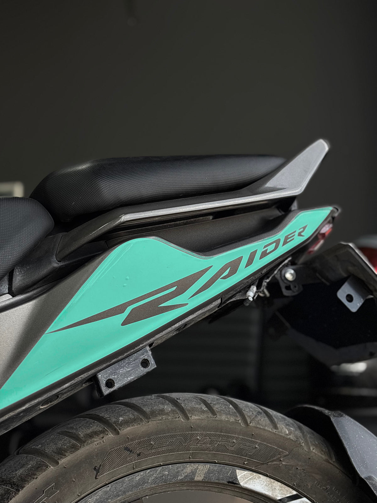 TVS Raider 125 için Arka Sele Raider Yazıklı Kaplama Sticker Seti (Sağ ve Sol)