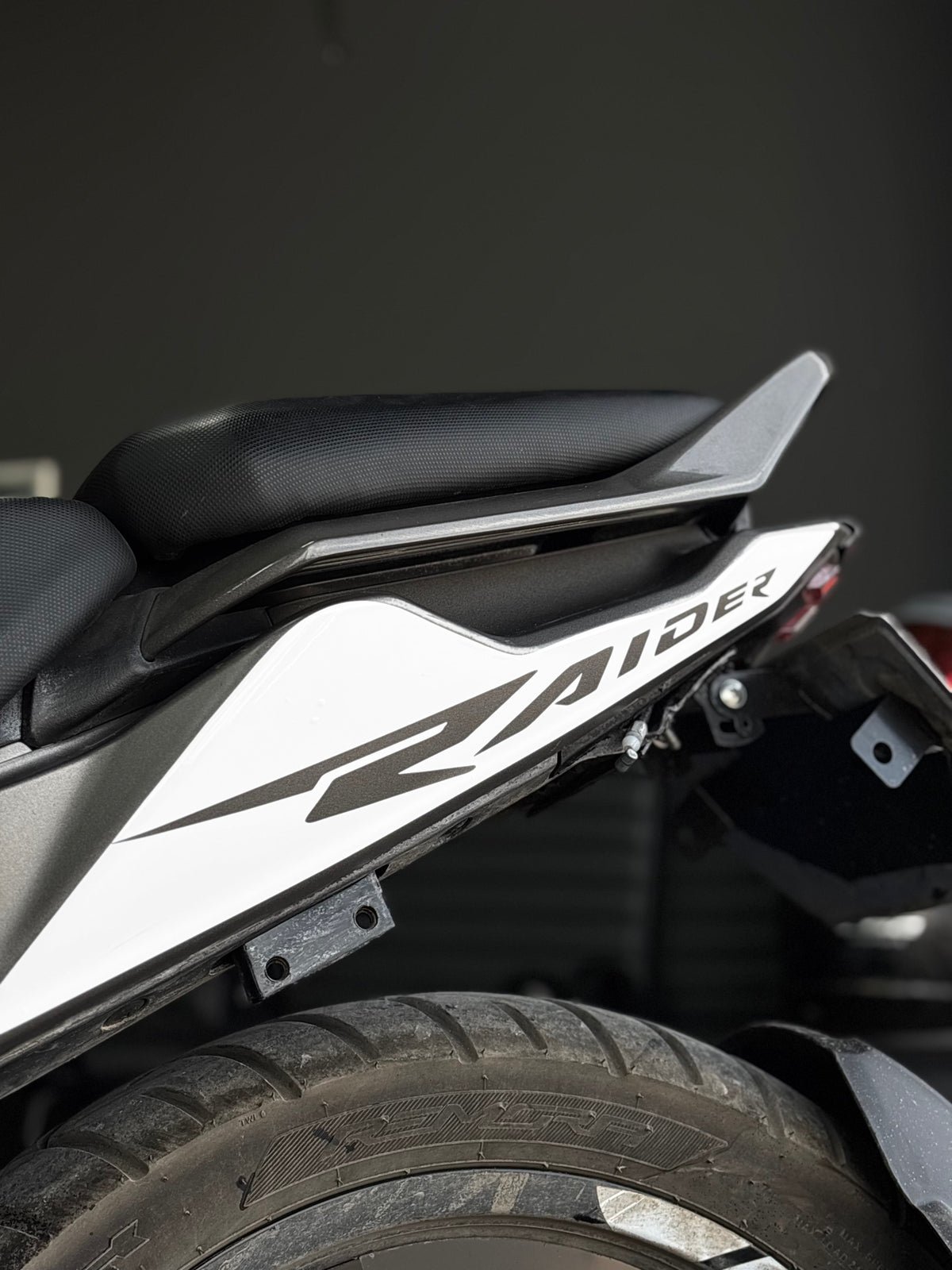 TVS Raider 125 için Arka Sele Raider Yazıklı Kaplama Sticker Seti (Sağ ve Sol)