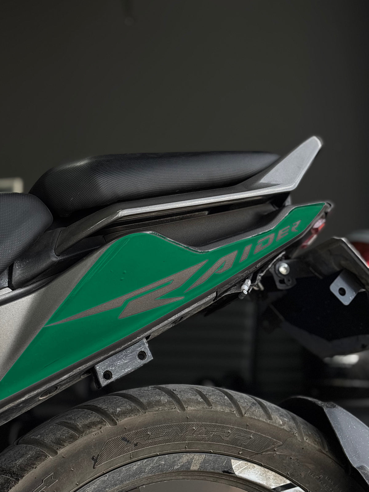 TVS Raider 125 için Arka Sele Raider Yazıklı Kaplama Sticker Seti (Sağ ve Sol)