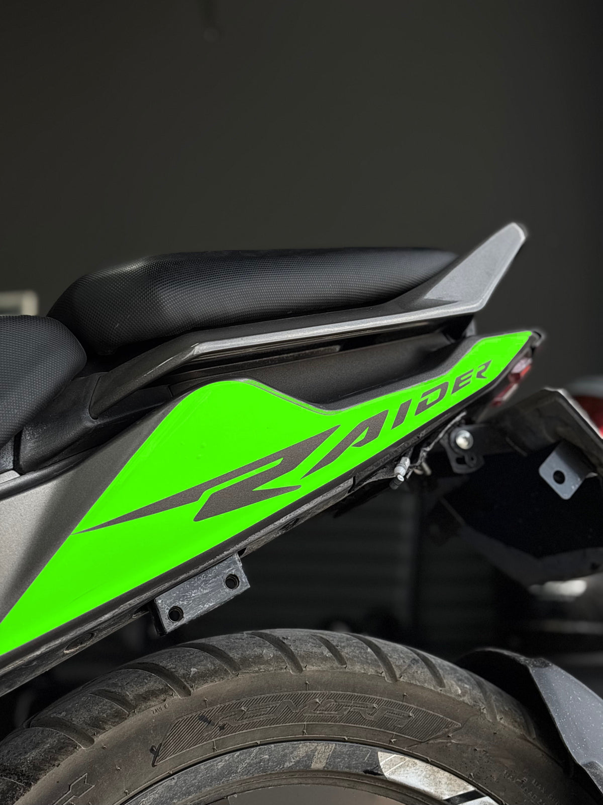 TVS Raider 125 için Arka Sele Raider Yazıklı Kaplama Sticker Seti (Sağ ve Sol)