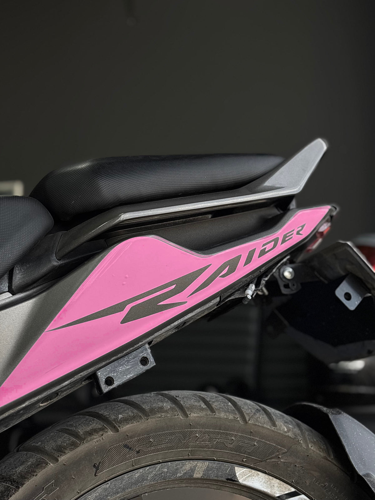 TVS Raider 125 için Arka Sele Raider Yazıklı Kaplama Sticker Seti (Sağ ve Sol)
