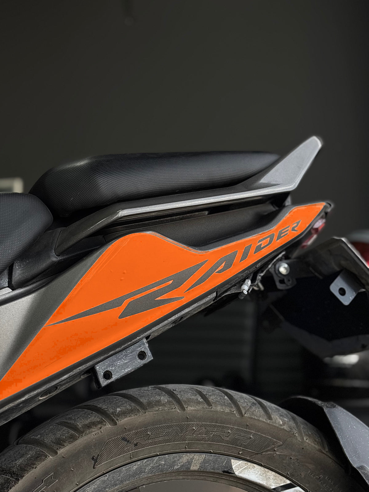 TVS Raider 125 için Arka Sele Raider Yazıklı Kaplama Sticker Seti (Sağ ve Sol)
