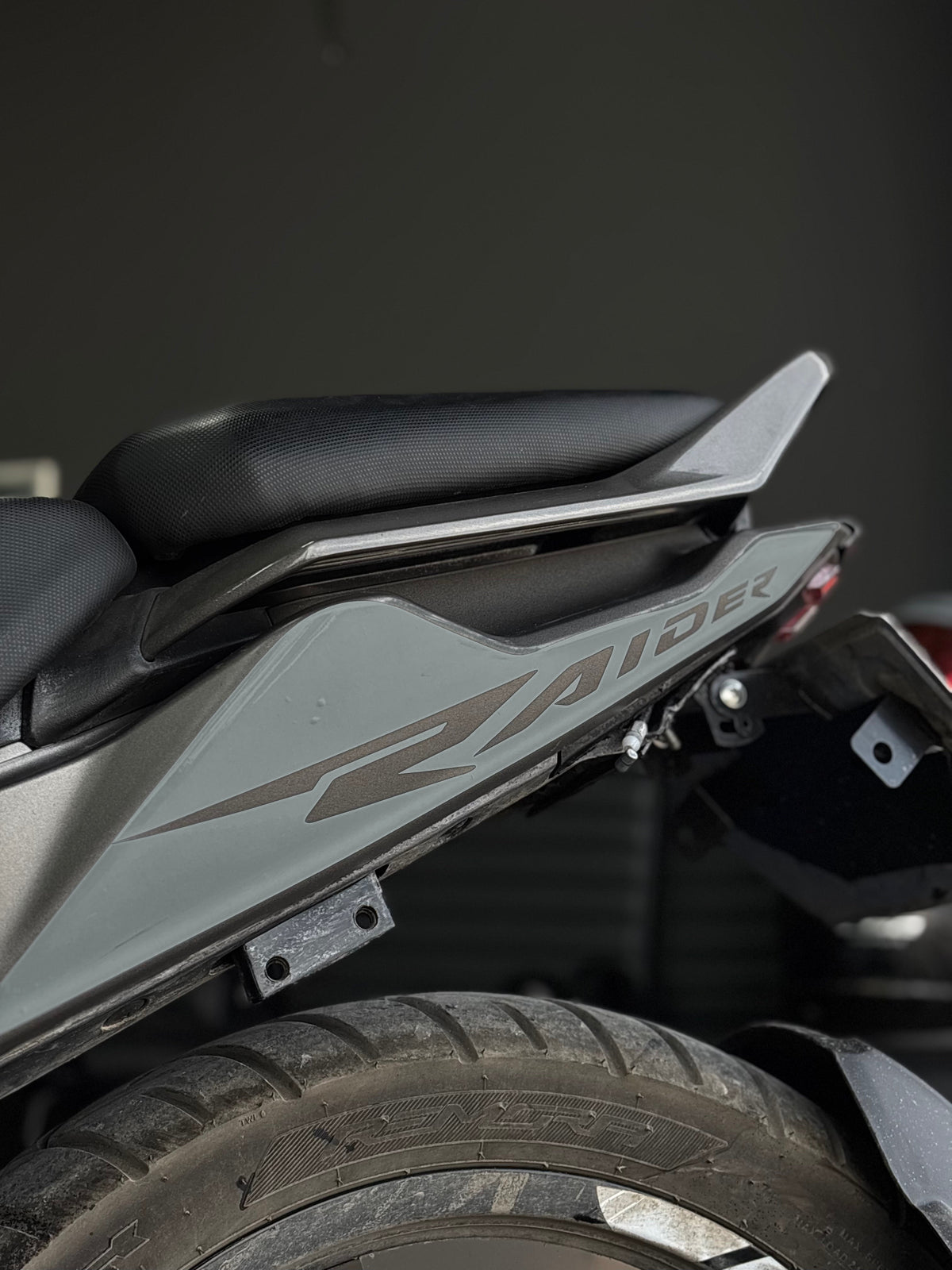 TVS Raider 125 için Arka Sele Raider Yazıklı Kaplama Sticker Seti (Sağ ve Sol)