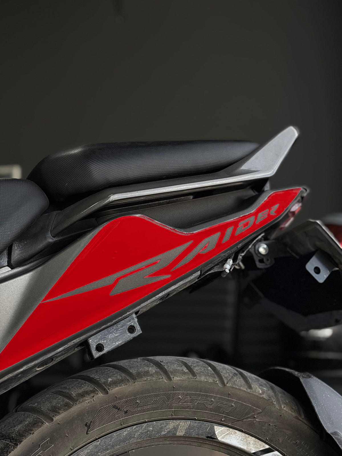 TVS Raider 125 için Arka Sele Raider Yazıklı Kaplama Sticker Seti (Sağ ve Sol)