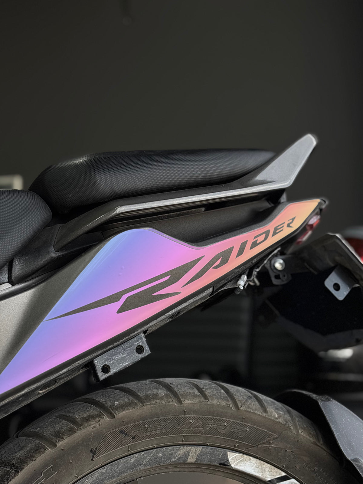 TVS Raider 125 için Arka Sele Raider Yazıklı Kaplama Sticker Seti (Sağ ve Sol)